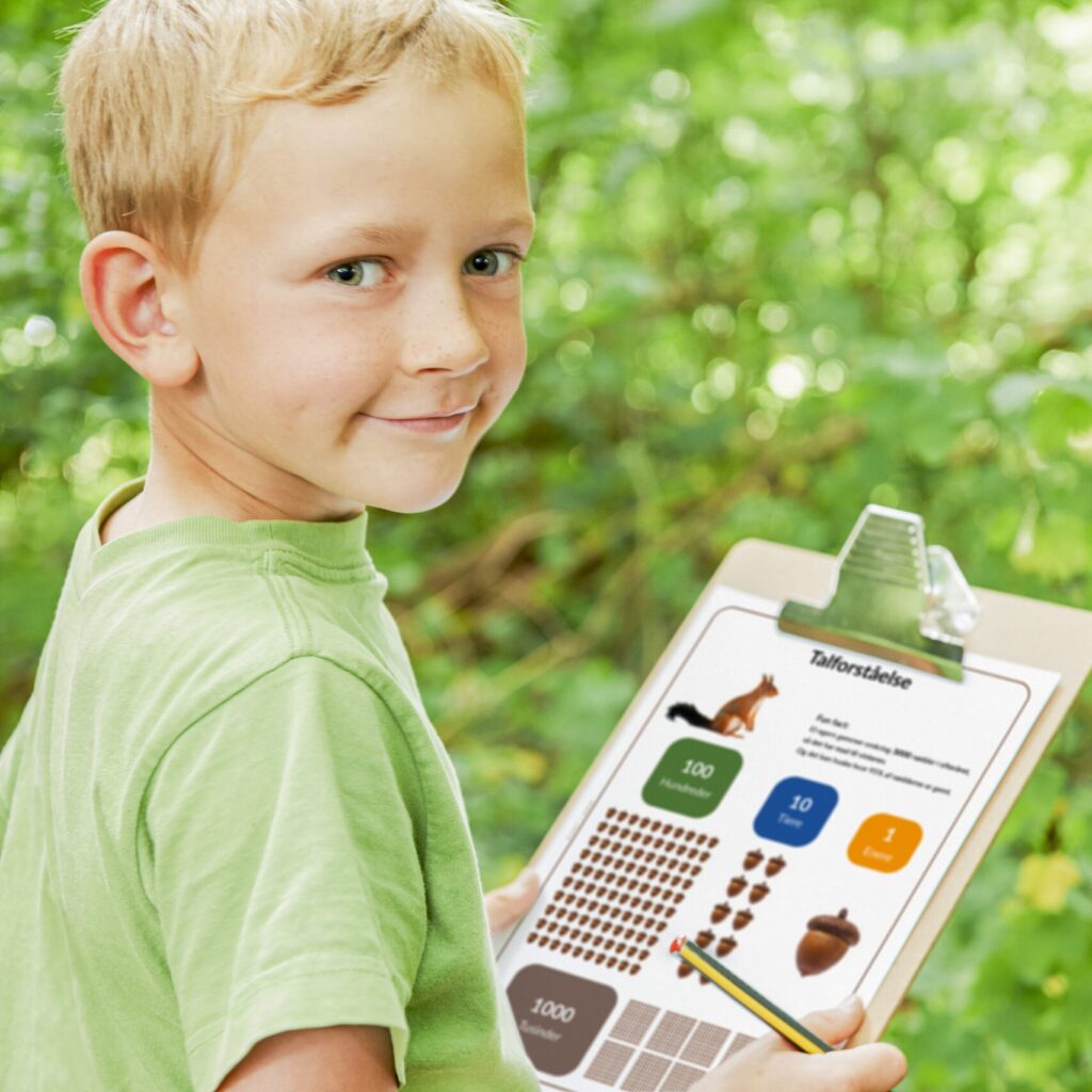 Dreng der laver opgaver i skoven_Redigeret_Mockup